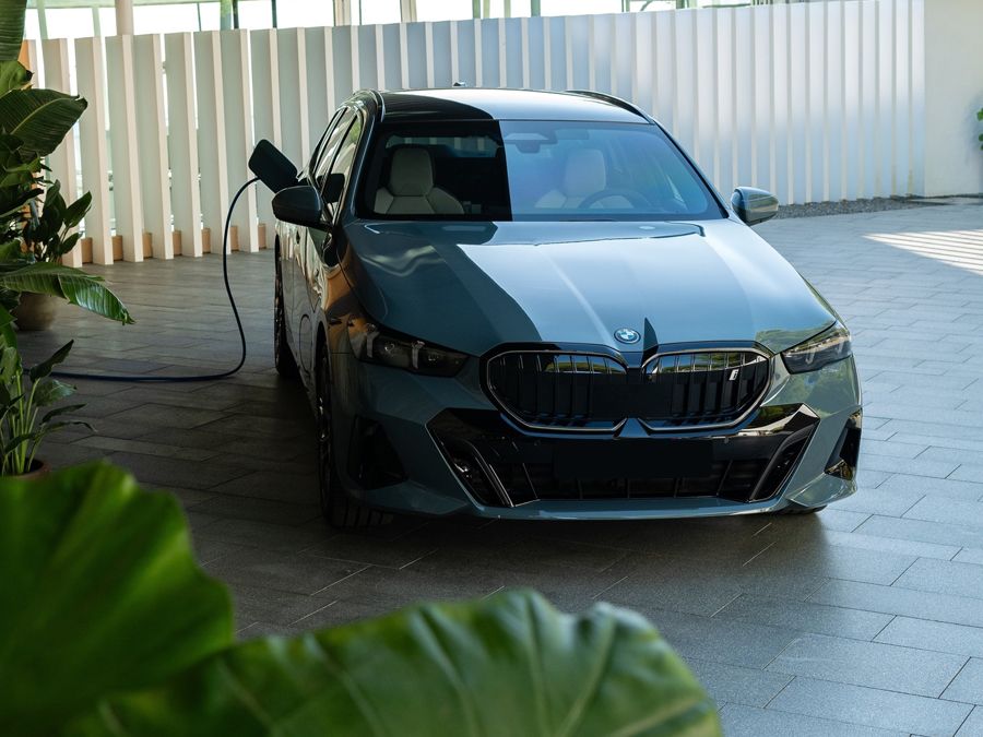 BMW i5 Touring charging front
