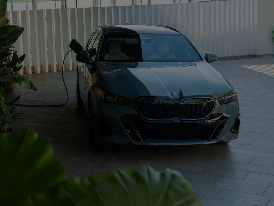 BMW i5 Touring charging front