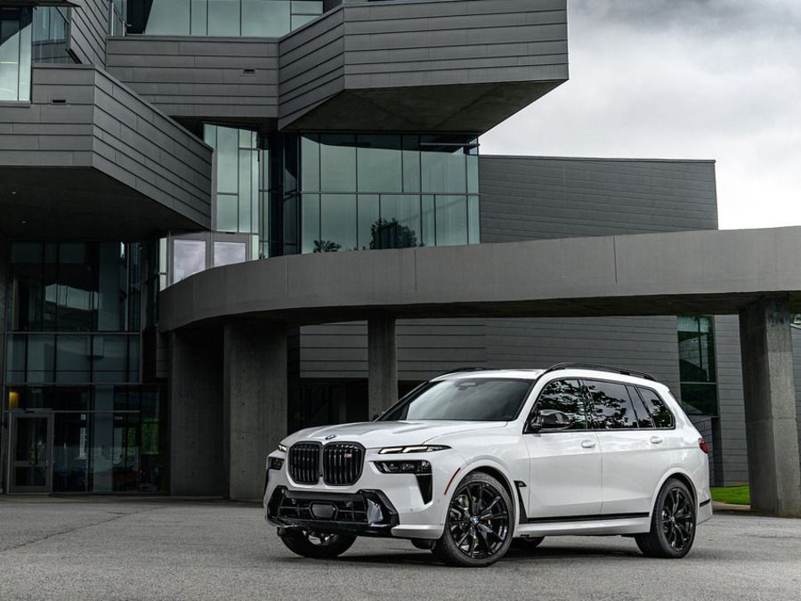 BMW X7 Outside Building