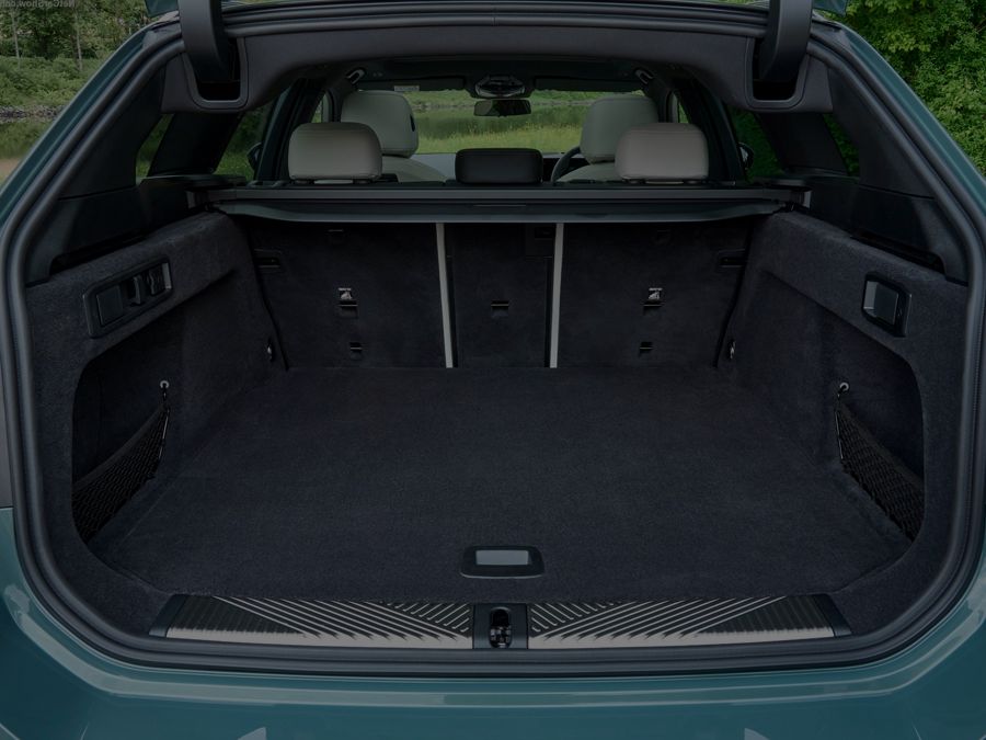 BMW i5 Touring boot