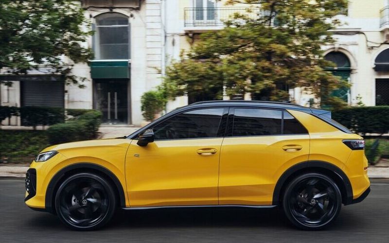 Volkswagen T-Roc Side Profile Moving