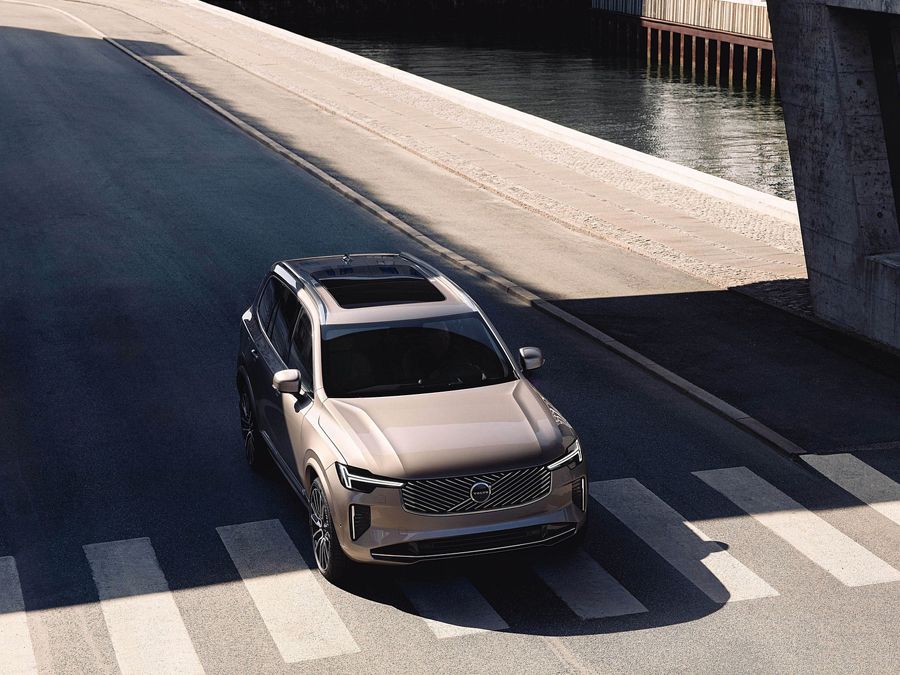 Volvo XC90 Driving