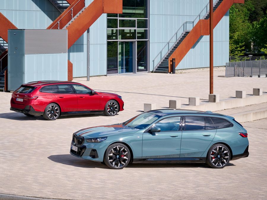 BMW i5 Touring 2 cars