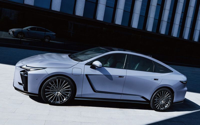 Lexus ES Side On