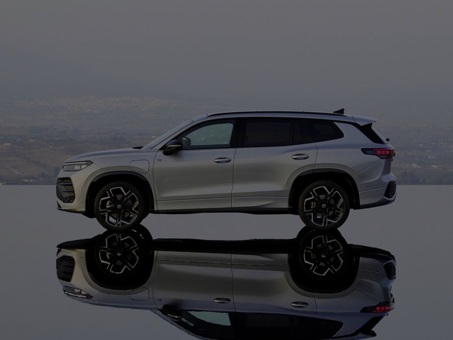 Volkswagen Tayron Side On With Reflection