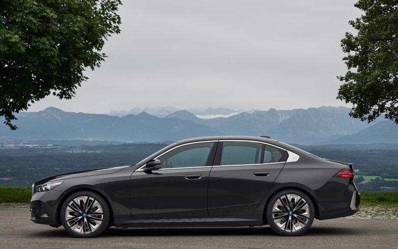 BMW 5 Series Saloon Side