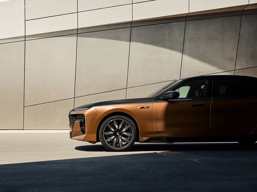 BMW i7
